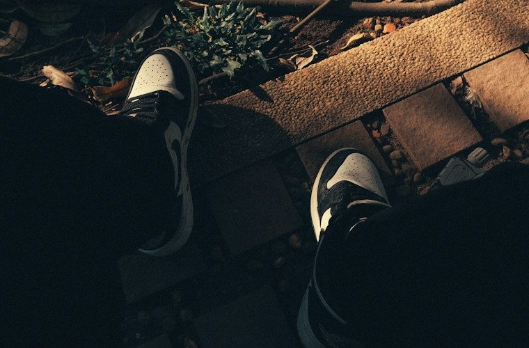 Pieds chaussés sur un chemin, photographie d’illustration