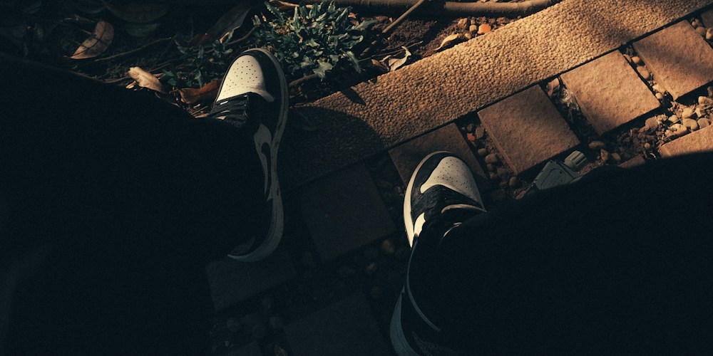 Pieds chaussés sur un chemin, photographie d’illustration