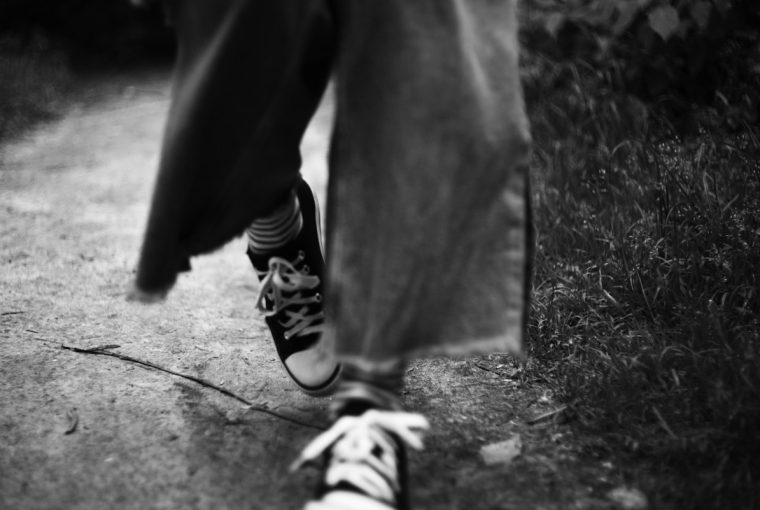 Pieds chaussés sur un chemin, photographie d’illustration